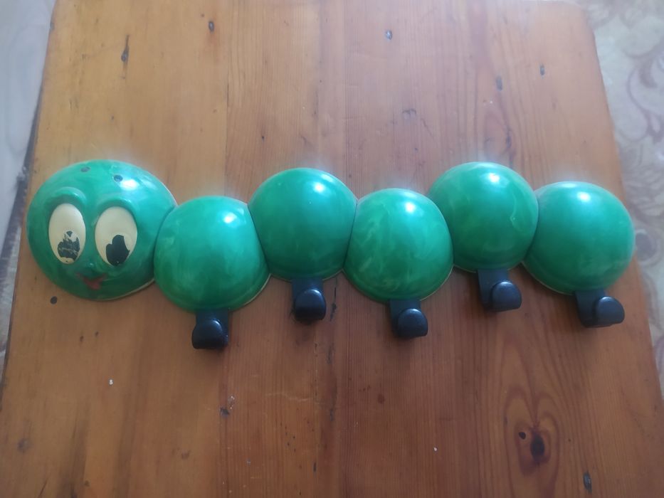 Вешалка гусеница ретро