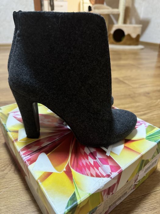 Жіночі ботільони Braska