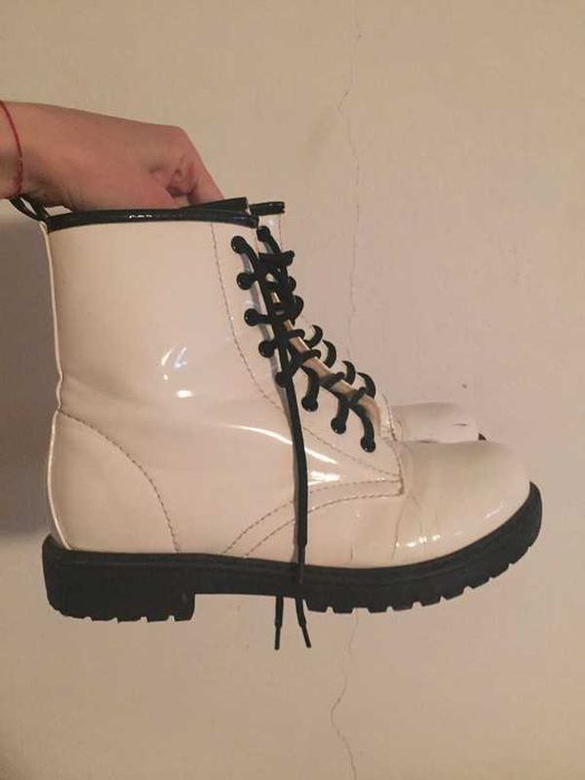 buty białe typu martens