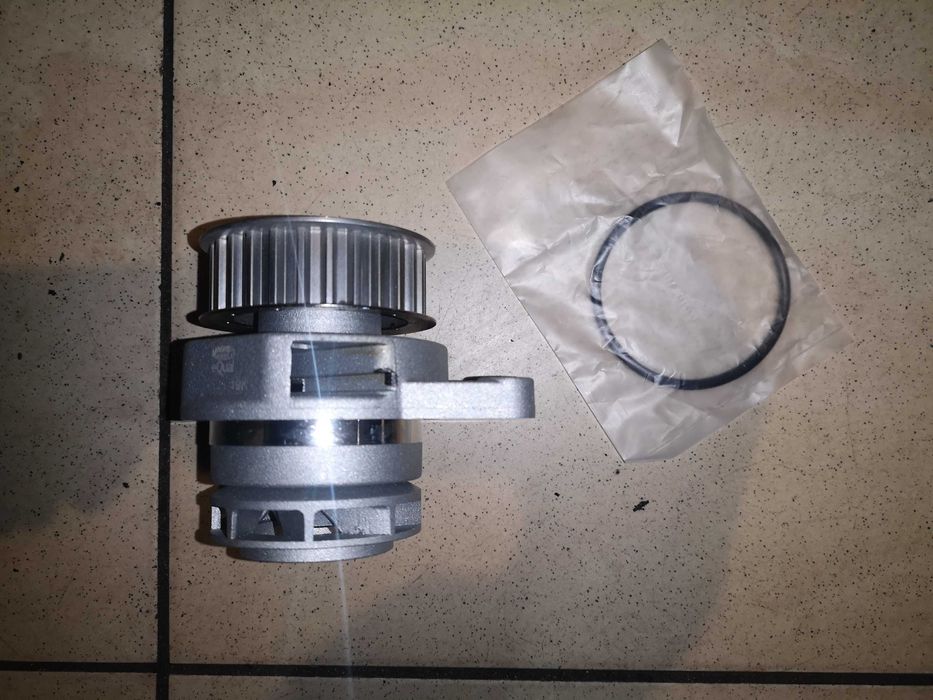 Помпа, Водяной насос  1.4 16V VW Polo / Caddy / Skoda Roomster / Seat