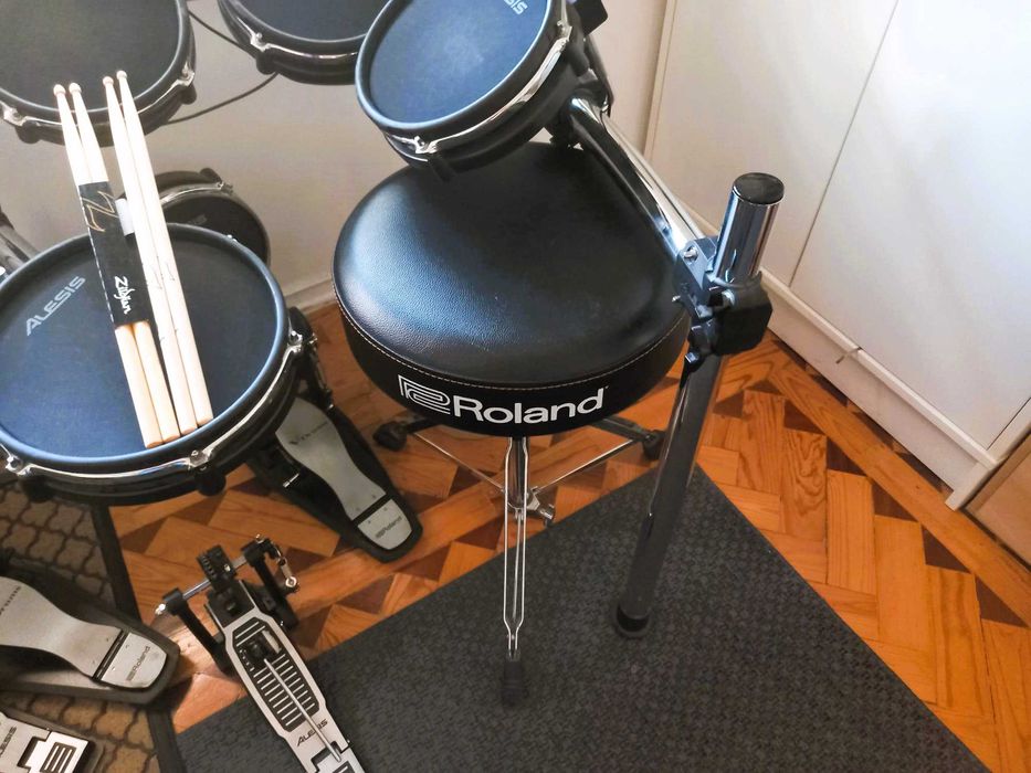 Bateria Eletrónica com Pedaleira dupla e Banco Roland