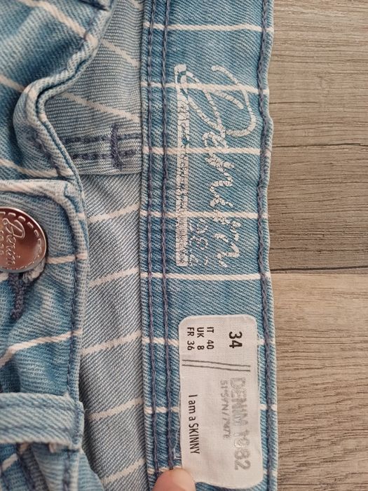 Jasnaniebieskie jeansy skinny w białe pionowe paski Takko Denim 1982 34