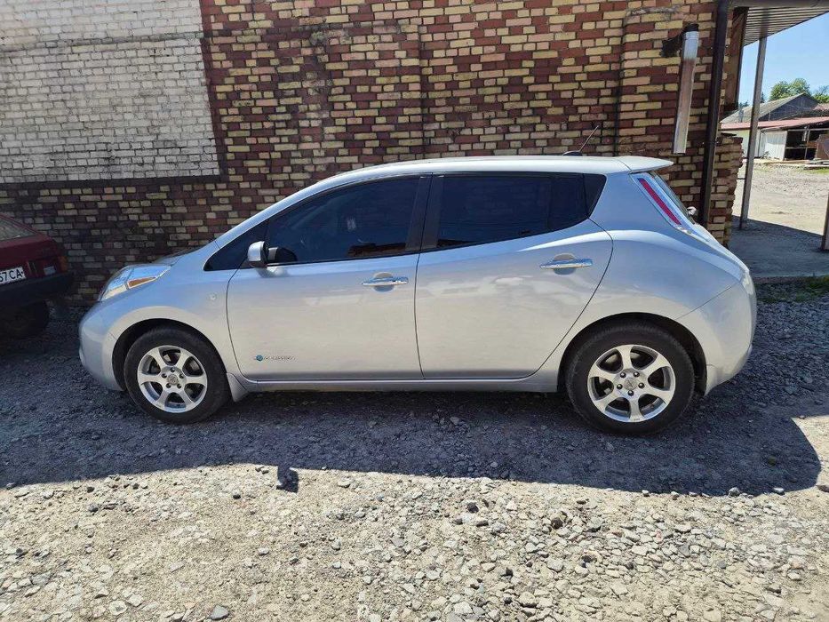 NISSAN LEAF електромобіль