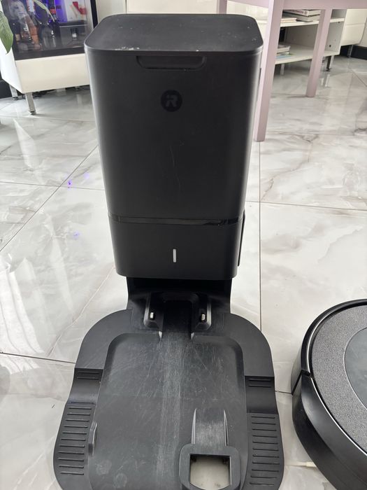 Irobot Roomba i5 clean base