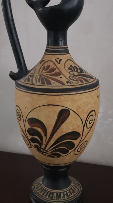 Jarrão com motivos gregos.