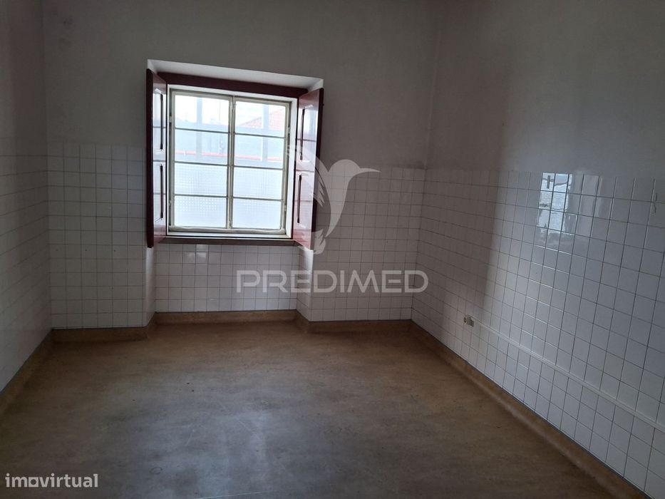 Apartamento T2 para remodelação.