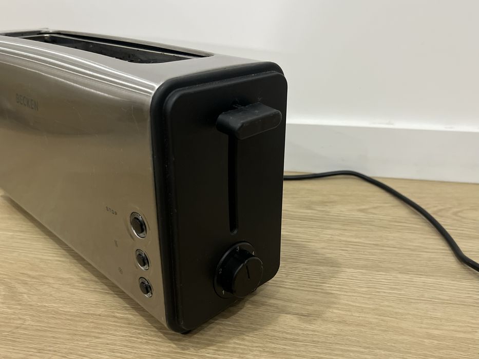 Torradeira em inox com detalhes pretos beken