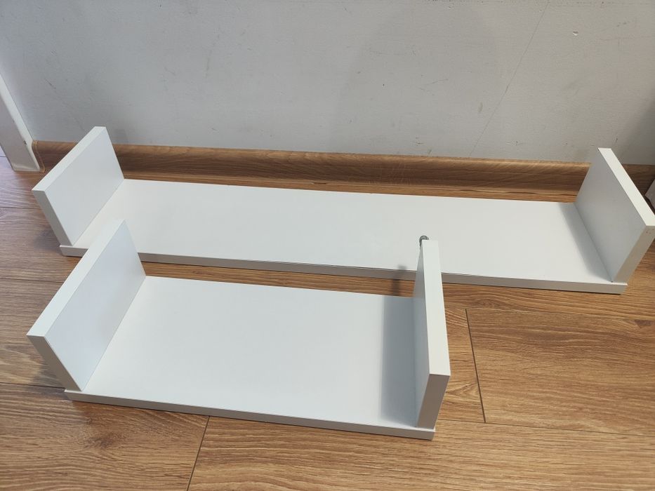 Trzy białe półki