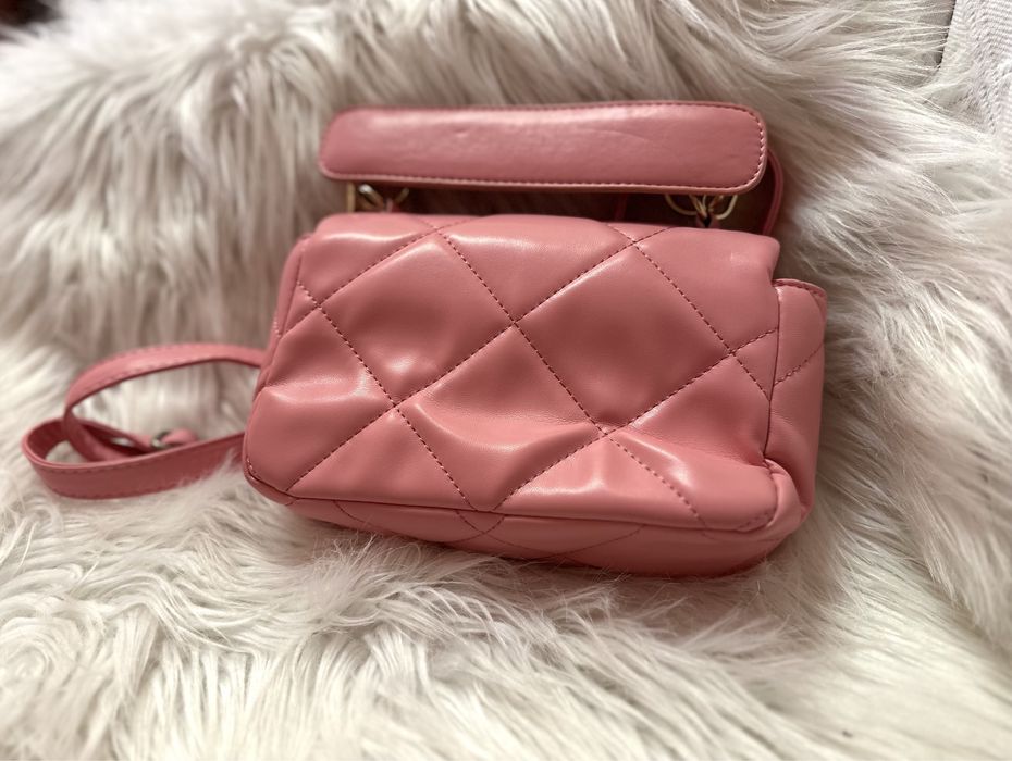 Mala cor de rosa com tachas