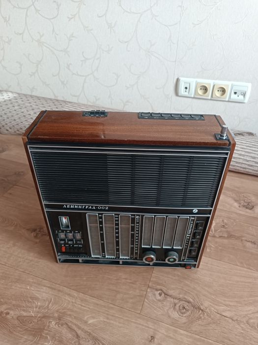 Продам советский радиоприёмник Ленинград-002.