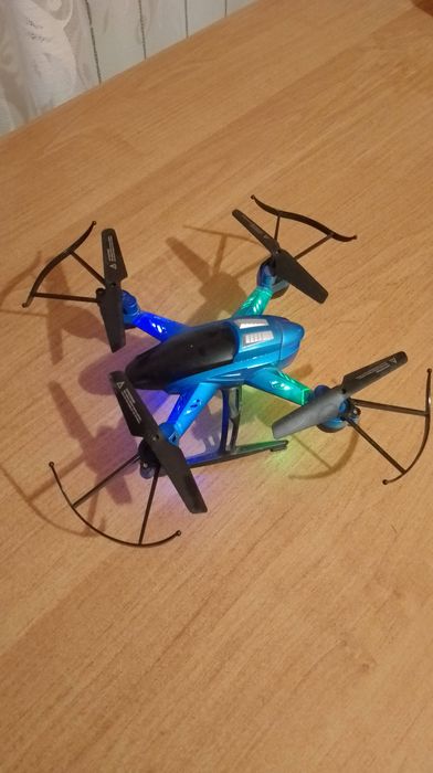 Dron na części bez pilota