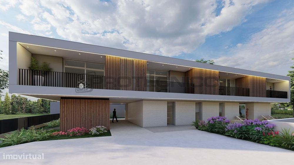 Elegante T4 de Excelentes Áreas com Piscina e Jardim