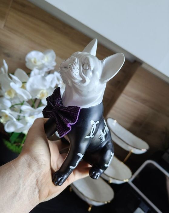 Figurka dekoracyjna pies piesek buldog czarno biały