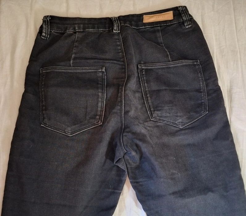 Czarne skinny jeans z rozdarciami