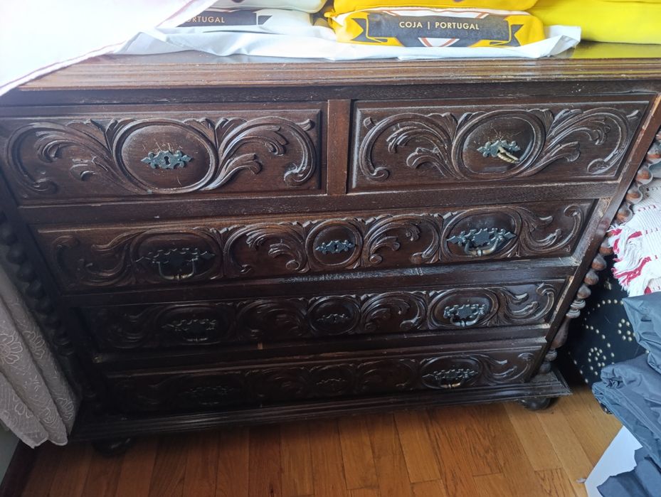 Co junto quarto: cama, 2 mesinhas, 1 cadeira e 1 cómoda