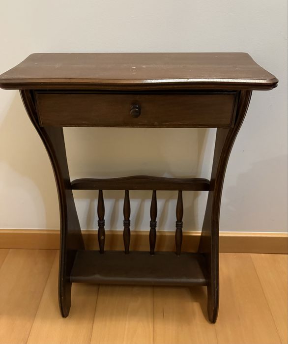 Mesa com suporte para jornais