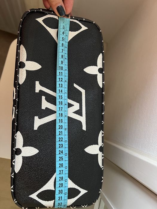 Mala LV em preto com interior vermelho