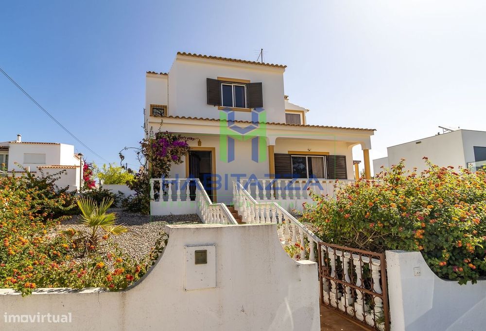 Moradia T2 com jardim, perto da Praia do Monte Clérigo para arrendamen