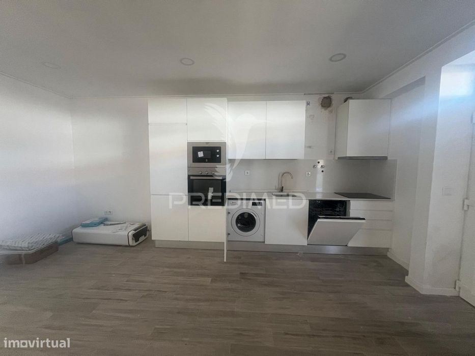 Apartamento T1 Totalmente Remodelado com Terraço Privado e Barbecue...