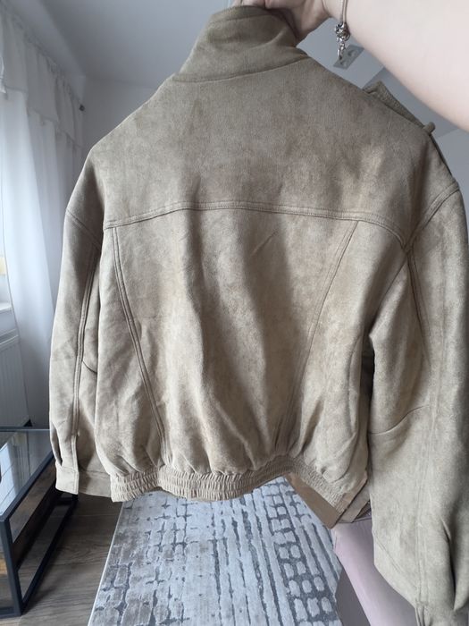 Kurtka damska beige/khaki z kieszeniami i zatrzaskami