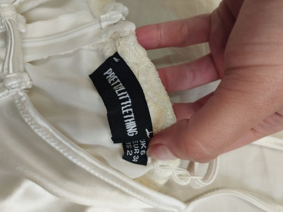 Biała koronkowa sukienka dopasowana