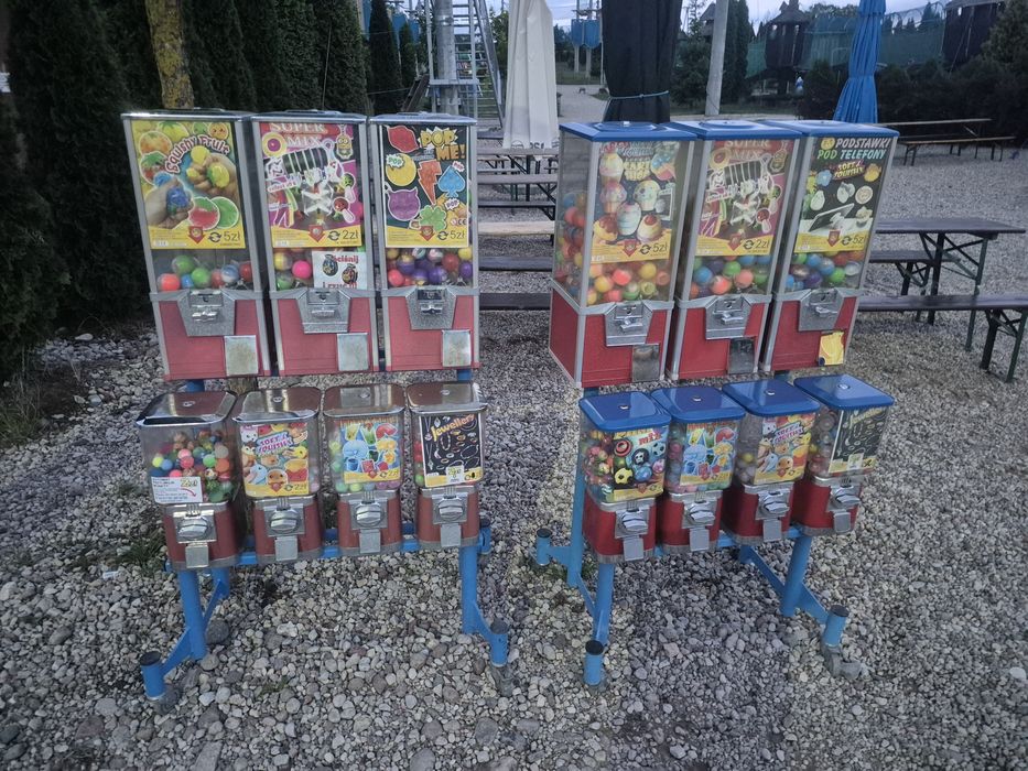 Automat zarobkowy , kulkimat , automat sprzedający kuleczki , wrzutowy