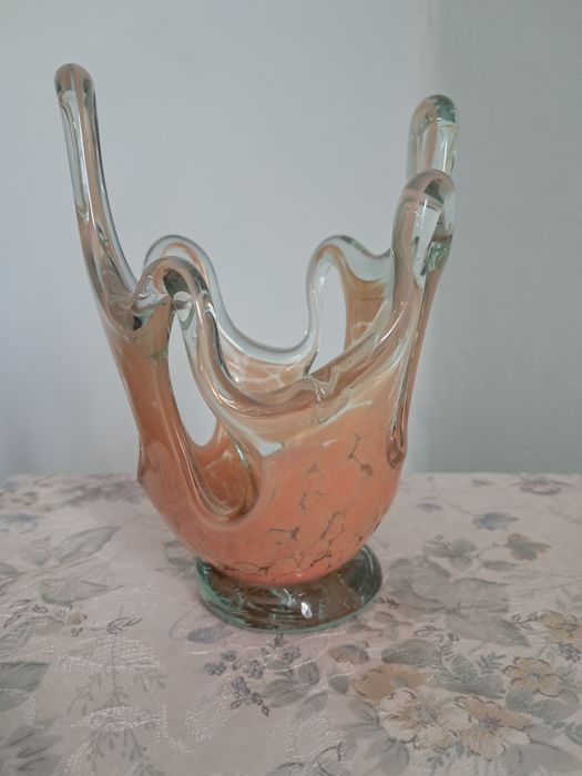 Piękna forma artystycznego szkła ,, Chusta "