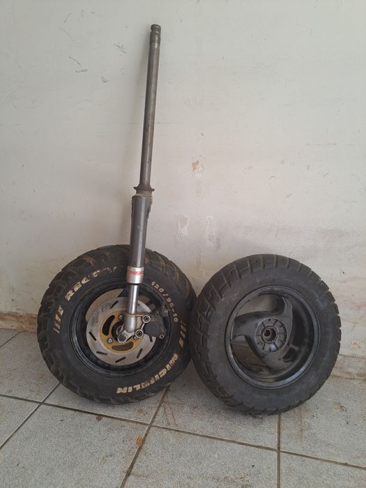 Forqueta + 2 rodas completas + pinça Piaggio / Vespa (120/90-10)
