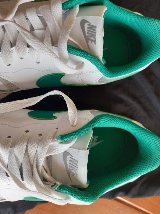 NIKE Air Force Novas