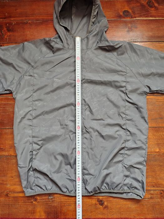 Куртка - вітровка .