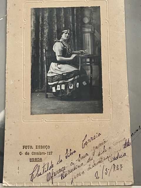Fotografia antiga de estúdio com traje temático