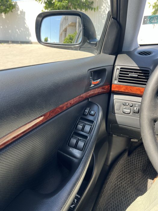 Toyota Avensis 2004 року