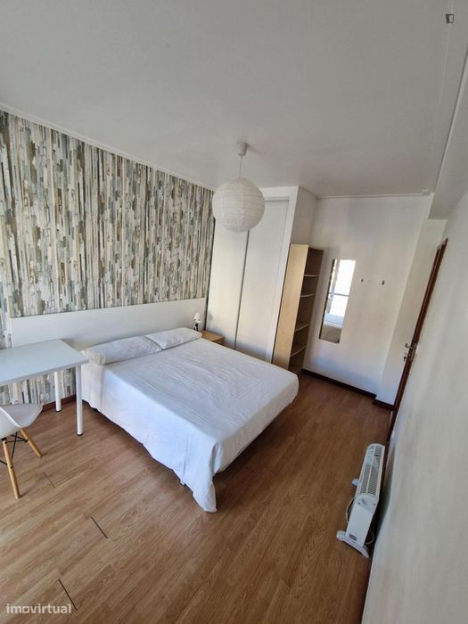 Quarto - localizado em  Coimbra