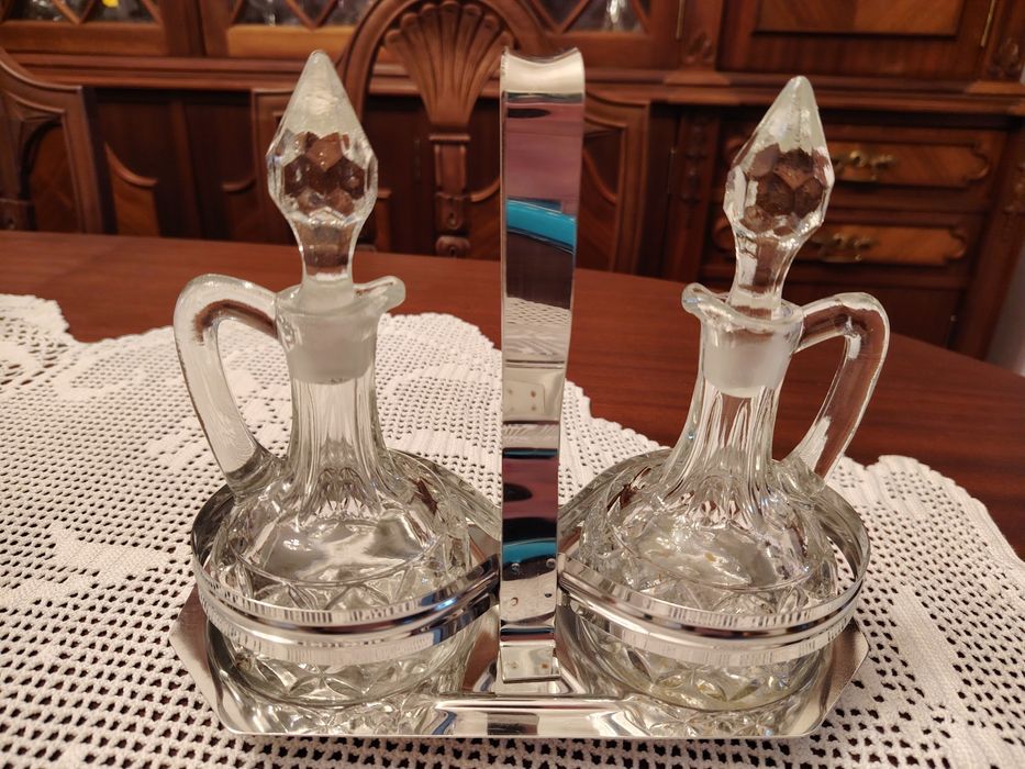 Galheteiros de Vidro com Suporte em Inox