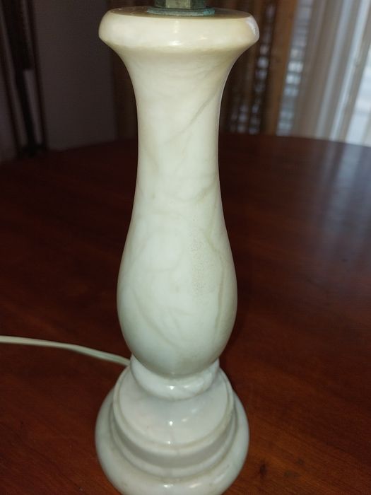 Candeeiros antigos mesa alabastro e globos opalinos