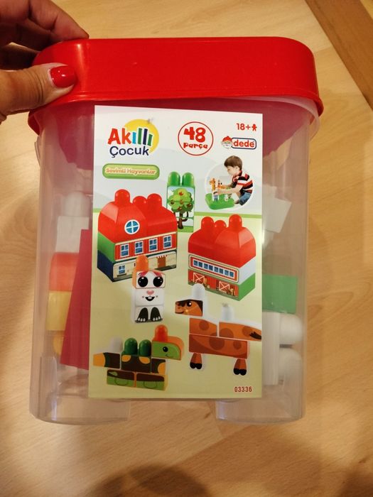 Legos em caixa com 48 peças