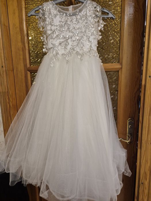 Святкова сукня для дівчинки.