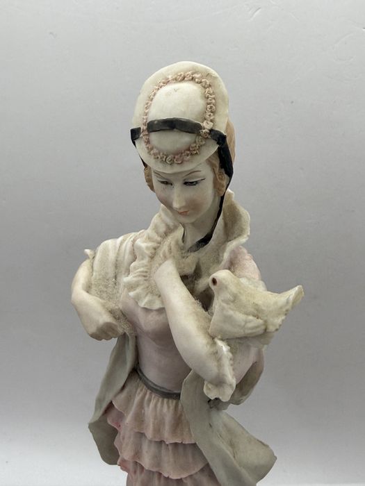 Figurka Dama z gołębiem The Leonardo Collection