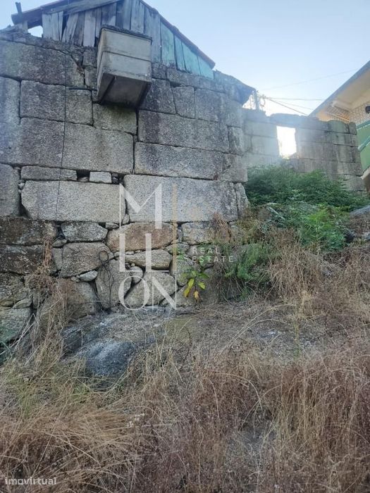 Ruína T3 Com Dois Artigos E 3.100 M² De Terreno — Padronelo, Amarante