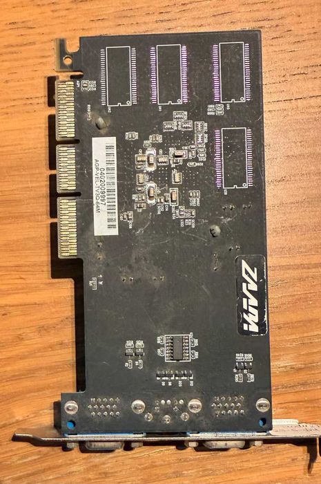 Placa Grafica ATI Radeon 7000 64MB AGP - Dual VGA e S-Video