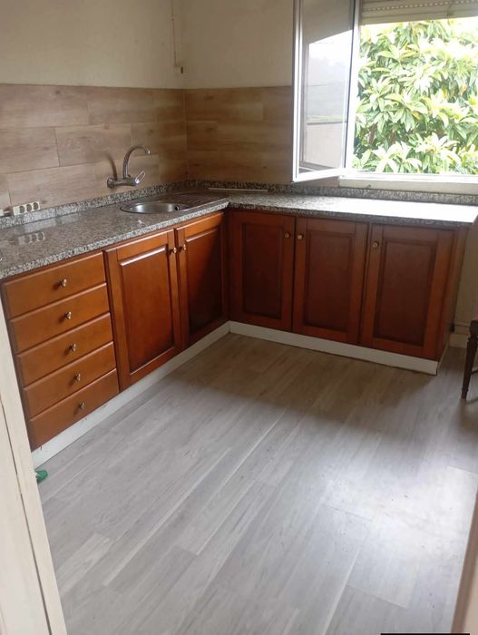 Vendo esta cozinha muita bonita bom estado