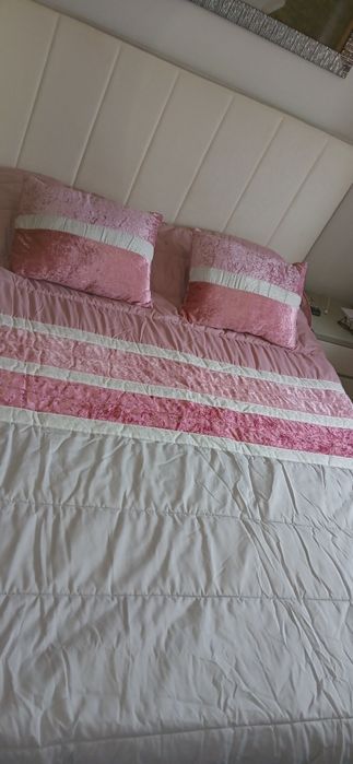 Colcha com duas almofadas para cama de casal