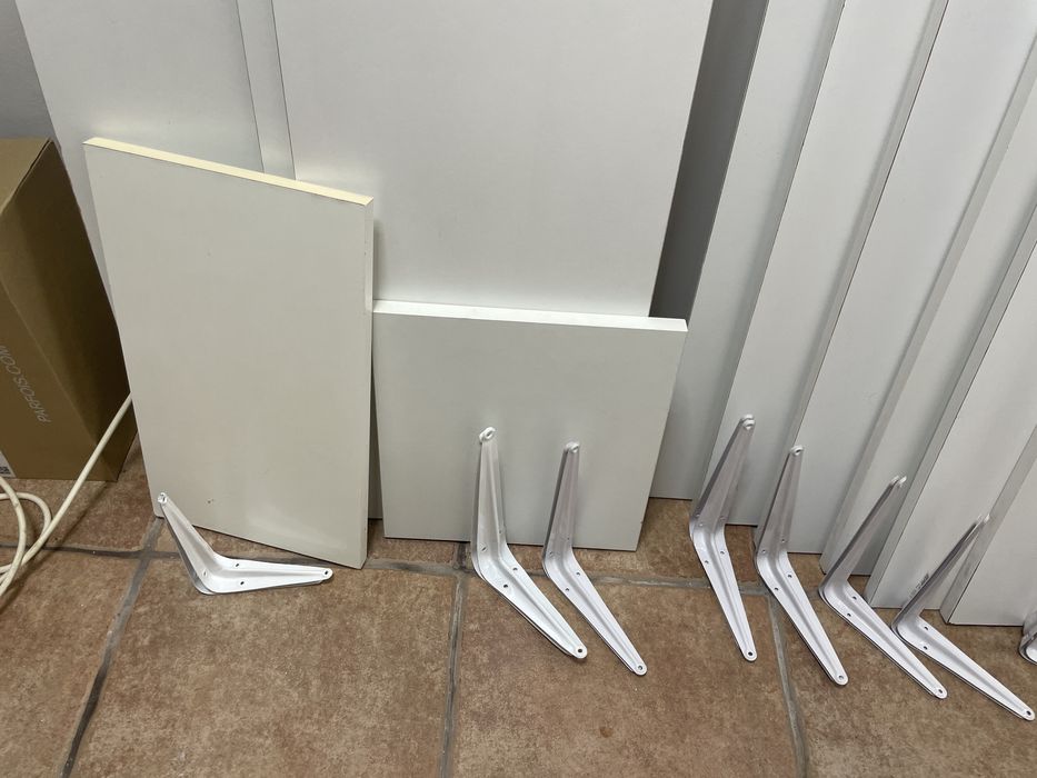 Várias prateleiras brancas Ikea e mesa faia  ikea