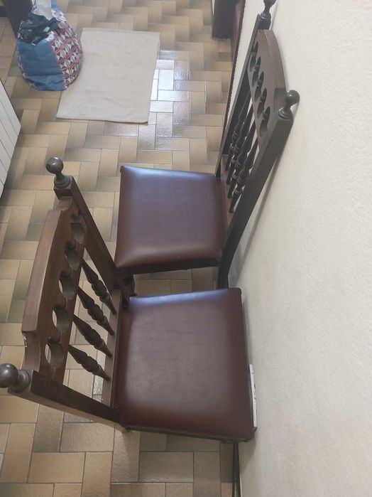 Cadeiras de mesa cor castanho escuro