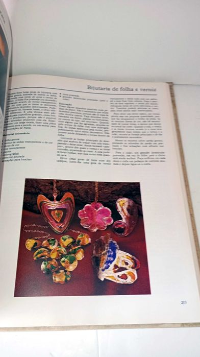 O grande Livro Ilustrado do Artesanato e Lavores