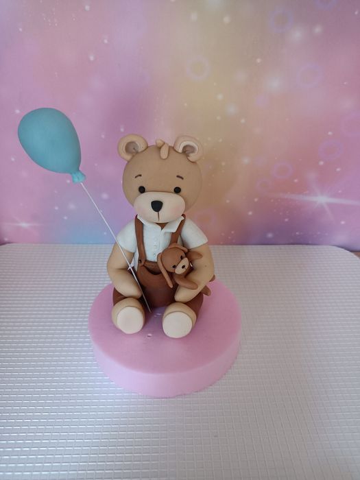 Miś chłopiec z balonikiem z masy cukrowej na tort