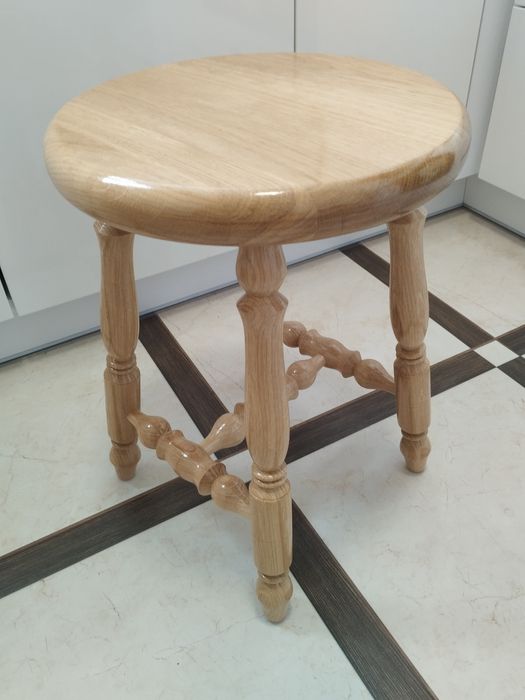 Дубові табуретки