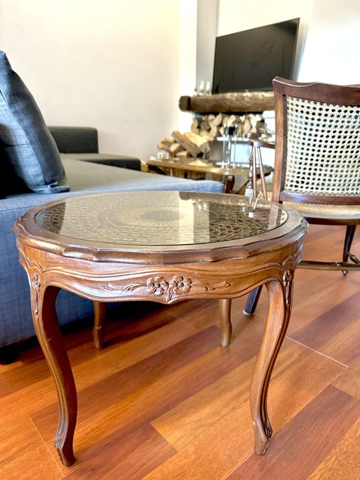 Mesinha de canto redonda. Trabalhada, com palhinha e vidro. 60 euros