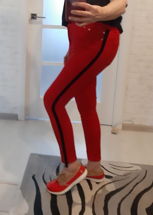 Красные джинсы Zara с бархатными лампасами