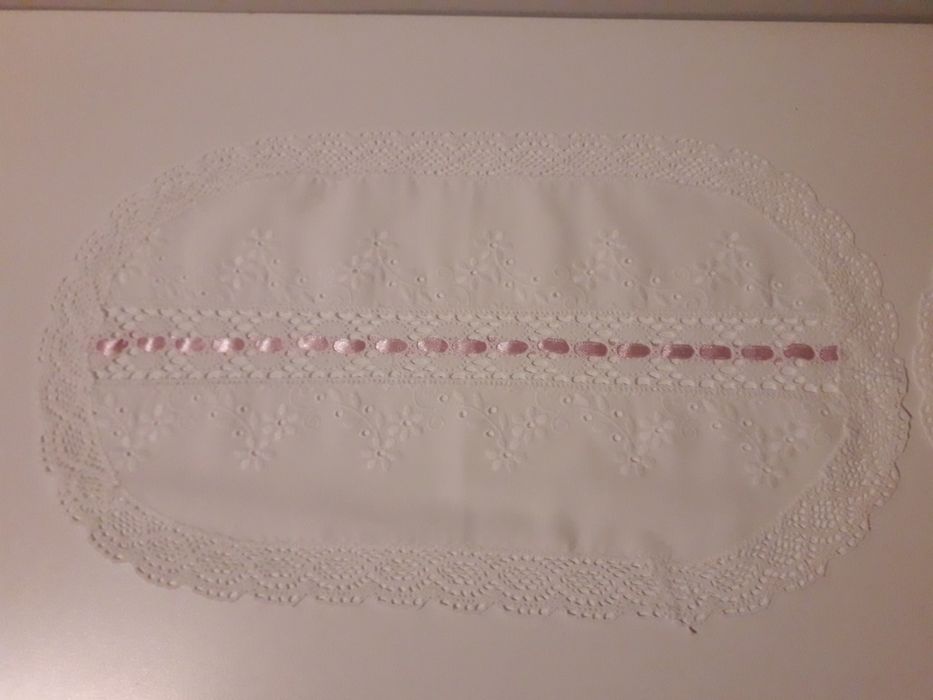 Fronhas e naprons com fita rosa